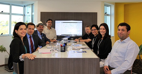 Os dois professores (ao fundo, à esq.) com a equipe do TCEMG (Foto: Su Bernardes)